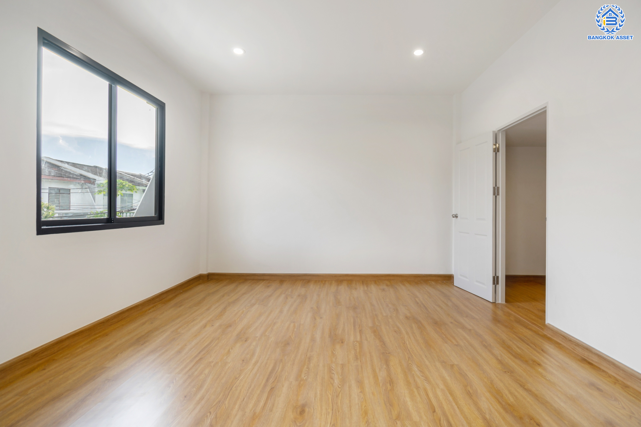 บ้านมือสองตกแต่งใหม่ ม.อิ่มอัมพร ราชพฤกษ์ เนื้อที่ 27 ตร.ว. ฟังก์ชันพร้อมทุกการเข้าอยู่ 3 ห้องนอน 2 ห้องน้ำ 1 ที่จอดรถ พร้อมรองรับทุกการอยู่อาศัย บนทำเลศักยภาพ ติดถนนราชพฤกษ์ เชื่อมต่อได้หลายเส้นทาง และใกล้รถไฟฟ้าสายสีน้ำเงิน "สถานีจรัญฯ13"...